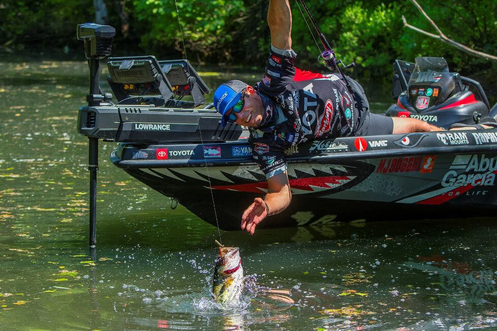 Este innovador propulsor eléctrico se ajusta al kayak para convertirlo en  lancha