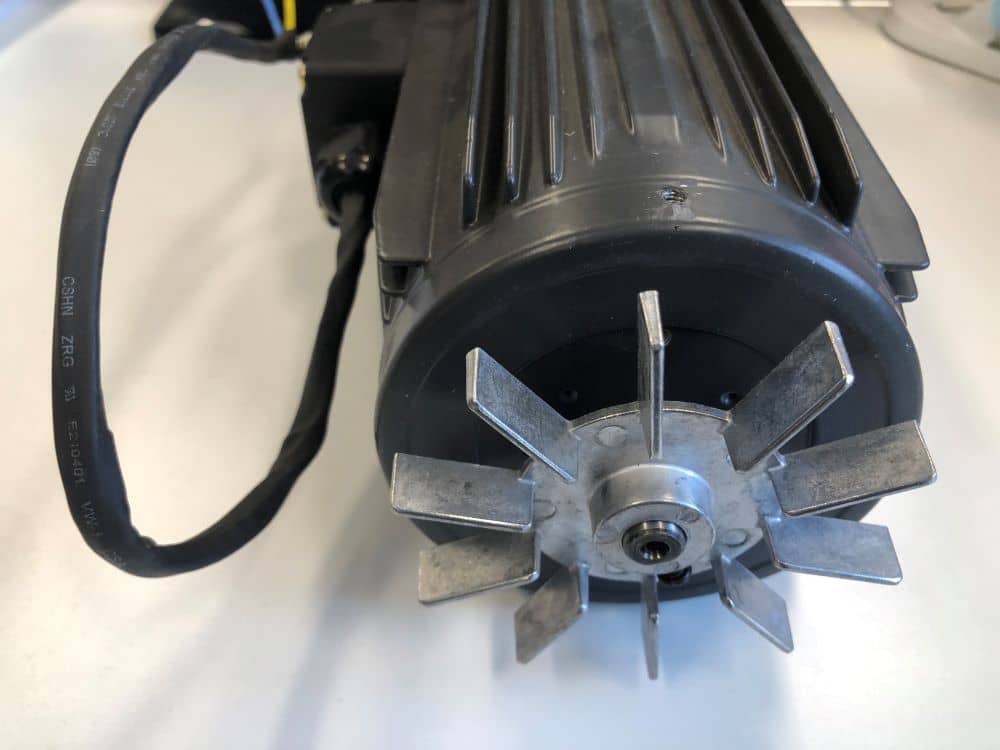 Should the motor use a metal or plastic fan for electric motor